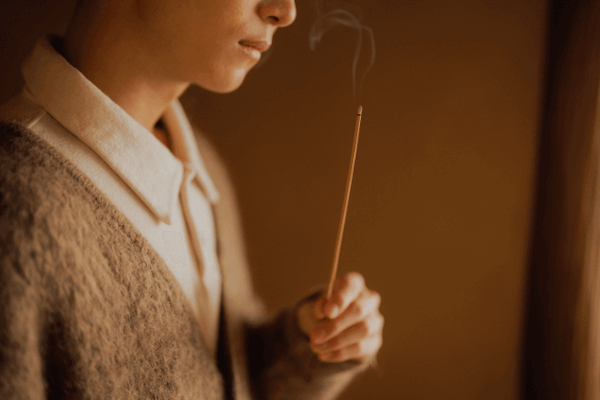 que incienso es bueno para atraer dinero